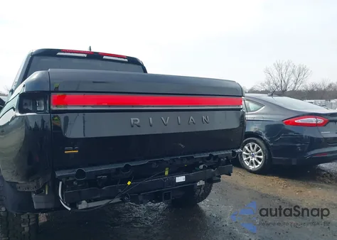 2025 Rivian R1T Ascend Tri Motor Max Pack/Premium Tri Motor Max Pack z USA, uszkodzony, nr VIN 7FCTGCAP0SN040102